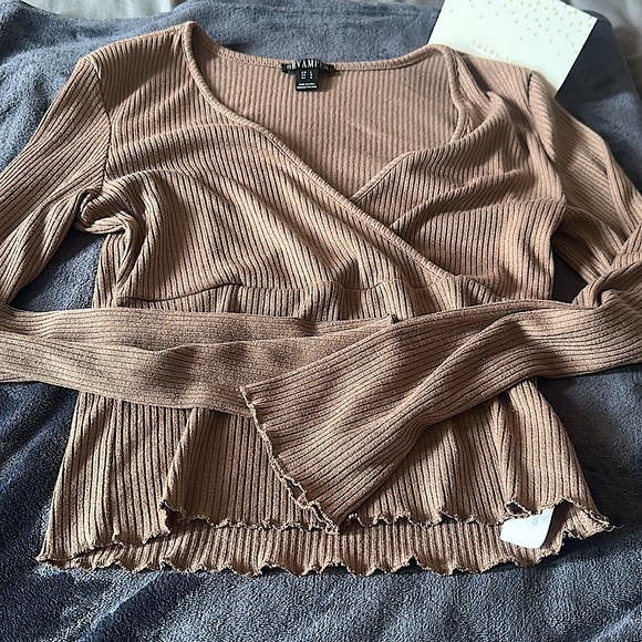 REVAMPED long sleeve, Deep V top - Picture 4 of 4